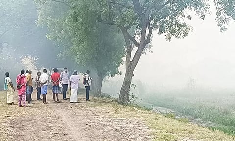 ஏரியில் பிடித்த திடிர் தீ குறித்து அங்கிருந்தவர்களிடம் வருவாய்த் துறையினர் விசாரணை நடத்தினர். ஏரிப்பகுதி புகைமூட்டமாக உள்ளதை படத்தில் காணலாம்.
