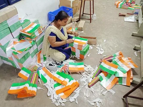 தேசிய கொடி தயாரிக்கும் பெண்