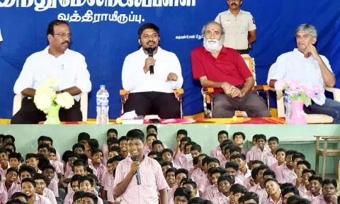 வத்திராயிருப்பு இந்து மேல்நிலைப்பள்ளியில் மாணவ, மாணவிகளுடன் கலெக்டர் ஜெயசீலன் கலைந்துரையாடினார்.