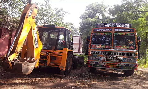 பறிமுதல் செய்யப்பட்ட வாகனங்களை படத்தில் காணலாம்.