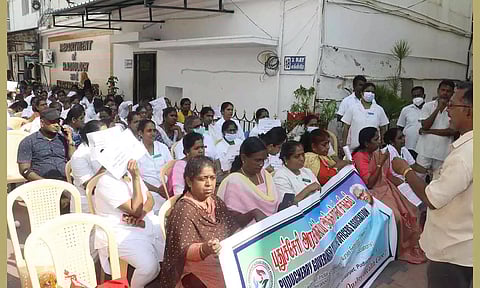 நர்சுகள் போராட்டத்தில் ஈடுபட்ட காட்சி.