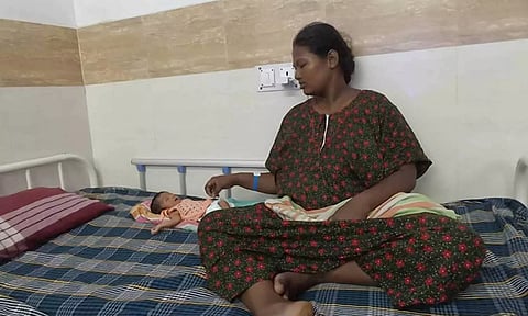 அரசு மருத்துவக்கல்லூரி ஆஸ்பத்திரியில் வராண்டாவில் படுத்திருந்த தாய், குழந்தைக்கு தனி அறை ஒதுக்கீடு- கல்லூரி முதல்வர் உத்தரவு