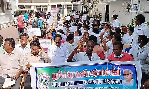 செவிலியர் போராட்டத்திற்கு ஆதரவு தெரிவித்து ஆர்ப்பாட்டத்தில்  அ.தி.மு.க. மாநில செயலாளர் அன்பழகன் பங்கேற்ற காட்சி.