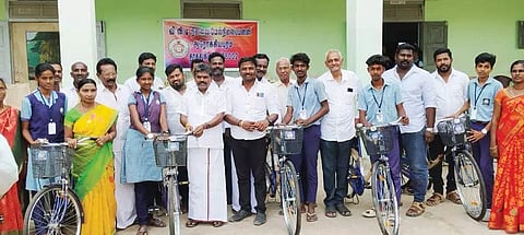 விழாவில் சண்முகையா எம்.எல்.ஏ., மாணவ, மாணவிகளுக்கு இலவச சைக்கிள்களை வழங்கியபோது எடுத்த படம்.