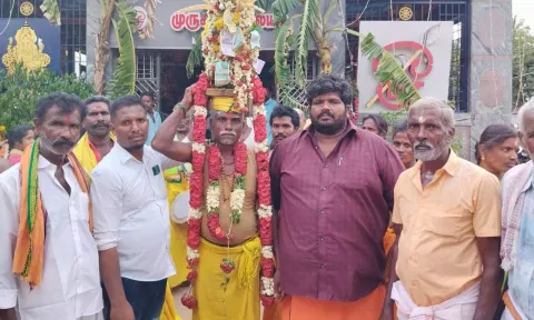 திருவிழாவில் பக்தர் கரகம் எடுத்து வந்த காட்சி.