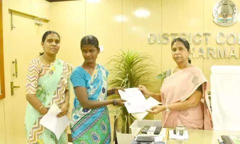 &nbsp;முதல்-அமைச்சரின்  பெண் குழந்தைகள்  பாதுகாப்புத்திட்டத்திற்கான வைப்பு தொகை ரசீதுகளை பயனாளிக்கு மாவட்ட கலெக்டர் சாந்தி வழங்கினார்.