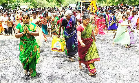 அம்மன் கோவிலில் தீ மிதி விழா நடந்த போது எடுத்த படம்.