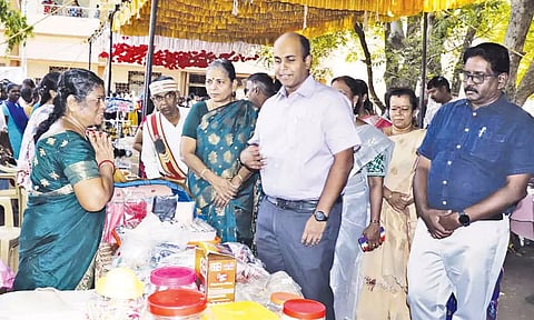 பொருட்காட்சியை கலெக்டர் தீபக் ஜேக்கப் பார்வையிட்டார்.