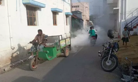 வீதிகளில் புகைமருந்து அடிக்கப்பட்டக் காட்சி.