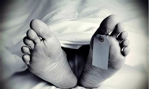 கழிவு நீர் தொட்டிக்குள் தொழிலாளி சடலம்- விஷவாயு தாக்கியதா?