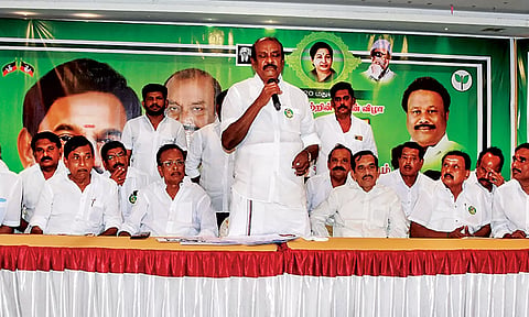 கூட்டத்தில் முன்னாள் அமைச்சர் நத்தம் விசுவநாதன் பேசினார்.