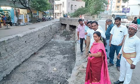கழிவுநீர் சுத்திகரிப்பு மையம் அமைக்கும் பணியினை மேயர் இளமதி ஆய்வு செய்தார்.