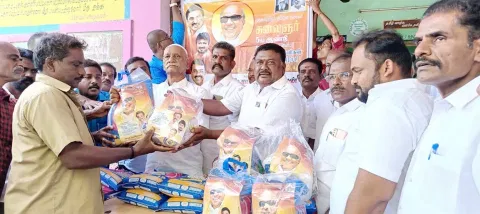 கமுதியில் கருணாநிதி நினைவு தினத்தை முன்னிட்டு பேரூராட்சி துப்புரவு பணியாளர்களுக்கு அமைச்சர் ராஜகண்ணப்பன் சார்பில் நலத்திட்ட உதவிகள் வழங்கப்பட்டன.