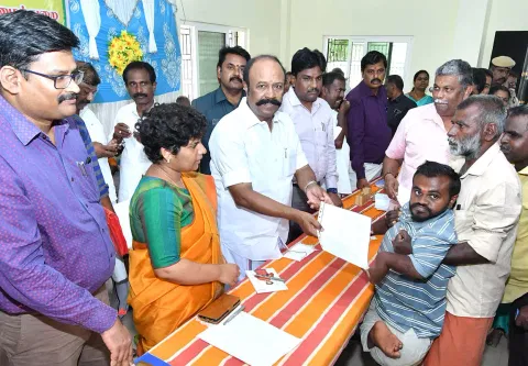 நலத்திட்ட உதவிகளை அமைச்சர் பெரியகருப்பன் வழங்கினார். அருகில் கலெக்டர் ஆஷா அஜீத் உள்ளார்.