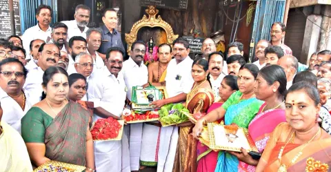 மதுரை காமராஜர் சாலை பகுதியில் முன்னாள் அமைச்சர் செல்லூர் ராஜூ வெற்றிலை பாக்குடன் பொதுமக்களுக்கு அழைப்பிதழ் கொடுத்து அ.தி.மு.க. மாநாட்டிற்கு அழைப்பு விடுத்தார். அருகில்  நிர்வாகிகள் வில்லாபுரம் ராஜா, எம்.எஸ்.பாண்டியன், அண்ணாதுரை, குமார், ரூபினி, சண்முகவள்ளி உள்பட பலர் உள்ளனர்.
