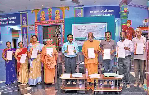 கருத்தரங்கில் கலந்து கொண்டவர்களை படத்தில் காணலாம்.