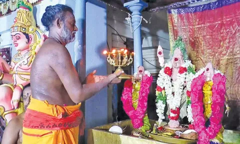 சிறப்பு அலங்காரத்தில் முருகபெருமான்.
