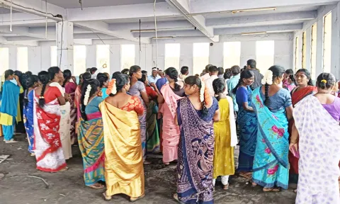 ஆம்பூர் தோல் தொழிற்சாலையில் தொழிலாளர்கள் போராட்டம்
