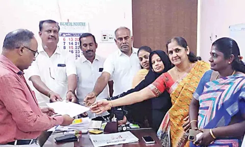 நகராட்சி ஆணையாளர் முத்துசாமியிடம் கவுன்சிலர்கள் மனு அளித்தக் காட்சி.