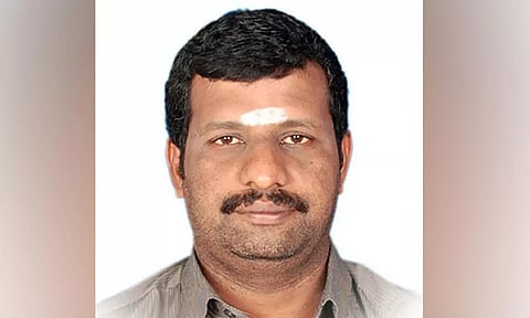 பாலப்பணிக்காக தோண்டப்பட்ட பள்ளத்தில் மோட்டார் சைக்கிள் விழுந்து அரசு ஊழியர் பலி