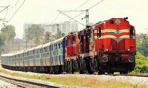 தொடர் விடுமுறையையொட்டி தென்மாவட்டங்களுக்கு கூடுதல் சிறப்பு ரெயில்கள் இயக்கப்படுமா? பயணிகள் எதிர்பார்ப்பு