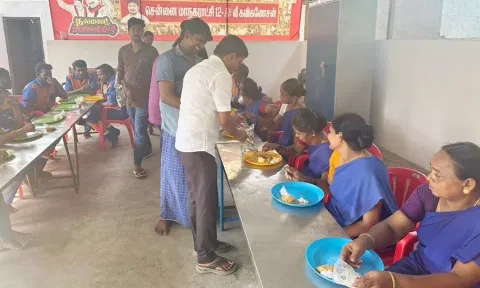 இட்லி, தோசை, பொங்கல், வடையுடன் கவனிப்பு- துப்புரவு பணியாளர்களுக்கு தினமும் உணவு வழங்கும் கவுன்சிலர்