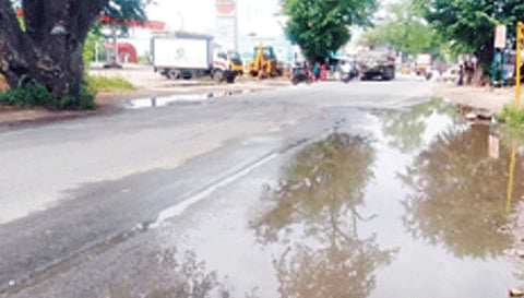 மாசிநாயக்கன்பட்டி பஸ் நிறுத்தம் அருகே சேலம்-–அயோத்தியாப்பட்டணம் பிரதான சாலையில் தேங்கி நிற்கும் மழைநீர்.
