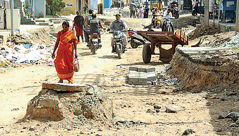 குண்டும் குழியுமான சாலையில் தடுமாறும் வாகன ஓட்டிகள்