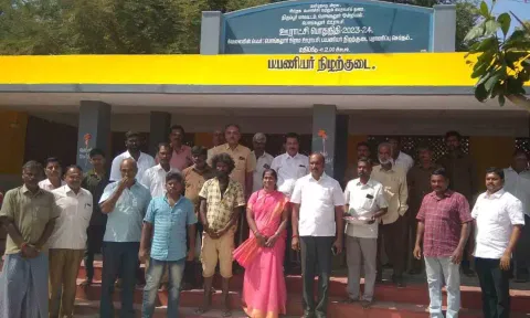 புதிதாக திறக்கப்பட்ட பேருந்து நிறுத்தம்.