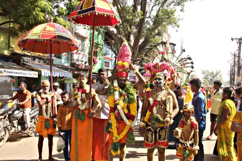 சுந்தரராஜபுரம் முத்துமாரியம்மன் கோவிலுக்கு கரகம், காவடி எடுத்து வந்த பக்தர்கள்.&nbsp;