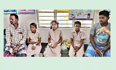 விபத்தில் காயம் அடைந்த மாணவ, மாணவிகள் திருமங்கலம் அரசு ஆஸ்பத்திரிக்கு சிகிச்சைக்காக அழைத்து வரப்பட்ட காட்சி.