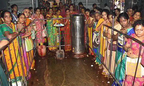 ஆடி கடைசி வெள்ளியை முன்னிட்டு அம்மன் கோவில்களில் சிறப்பு வழிபாடு- திரளான பக்தர்கள் தரிசனம்