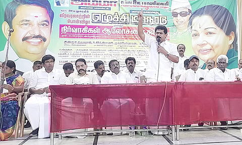 மதுரை அ.தி.மு.க. மாநாட்டுக்கு தொண்டர்கள் குடும்பத்துடன் திரண்டு வர வேண்டும்- வி.அலெக்சாண்டர் வேண்டுகோள்