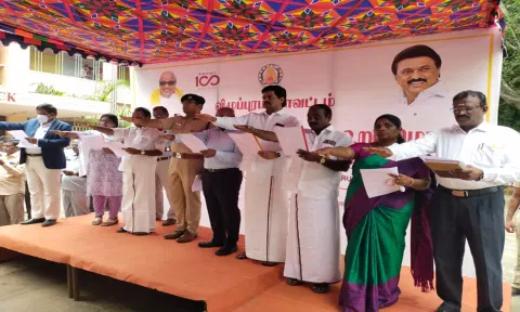 விழுப்புரம் அரசு கலைக் கல்லூரியில் போதை பழக்கத்திற்கு எதிரான உறுதிமொழியினை மாவட்ட கலெக்டர் பழனி, எம்.எல்.ஏ.,க்கள் புகழேந்தி, லட்சுமணன் மற்றும் அதிகாரிகள் ஏற்றுக் கொண்ட போது எடுத்தபடம்.