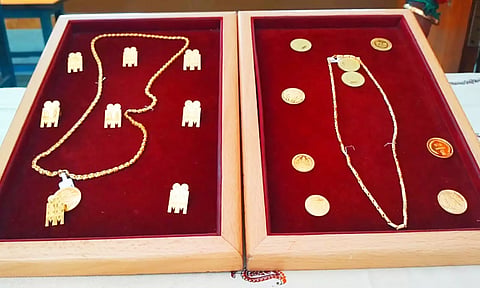 பஸ்சில் பயணிகளிடம் நகைகள் திருடிய வாலிபர்