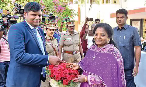 கவர்னர் தமிழிசை சவுந்தரராஜனை மாவட்ட கலெக்டர் கார்த்திகேயன் பூங்கொத்து கொடுத்து வரவேற்ற காட்சி.
