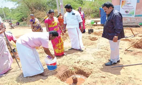 நிகழ்ச்சியில் மரக்கன்றுகள் நடப்பட்டது.