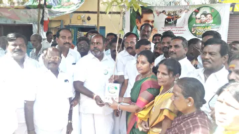 அ.தி.மு.க. மாநாடு அழைப்பிதழ்  வழங்கிய முன்னாள் அமைச்சர்