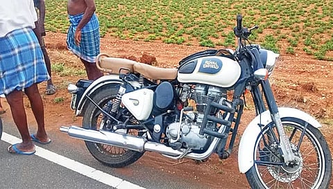 கொள்ளையர்கள் விட்டுச் சென்ற புல்லட்டை படத்தில் காணலாம்.