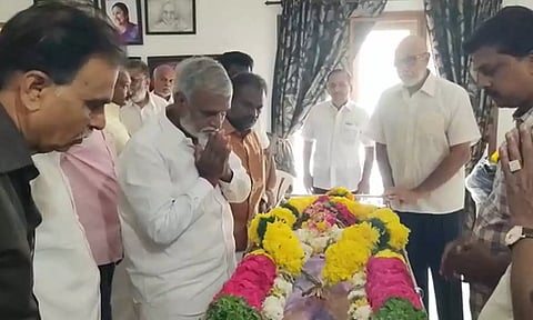 சத்யராஜின் தாயார் உடலுக்கு அமைச்சர் சேகர்பாபு அஞ்சலி