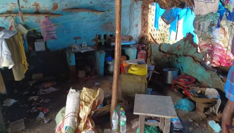 நள்ளிரவில் இடிந்து விழுந்த கூரை வீட்டின் மதில்சுவர்