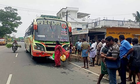 தீப்பிடித்து எரிந்த தனியார் பஸ்.