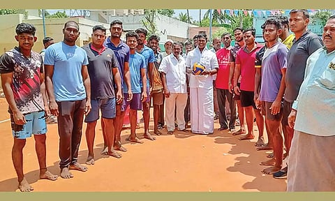 கூடப்பாக்கத்தில் வாலிபால் போட்டியை அமைச்சர் சாய்.ஜெ.சரவணன்குமார் தொடங்கி வைத்த காட்சி.