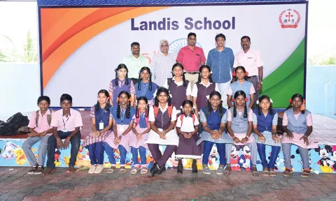 சதுரங்க போட்டியில் வெற்றிபெற்ற மாணவ-மாணவிகளுக்கு வாழ்த்து தெரிவிக்கப்பட்டது.