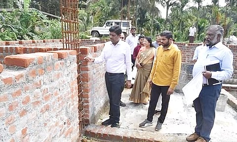 கூடலூரில் ரூ.8.2 கோடி மதிப்பில் வளா்ச்சி திட்ட பணிகள்- கலெக்டர் அம்ரித் நேரில் ஆய்வு