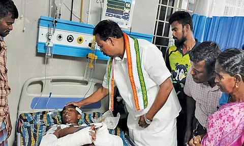 ஆஸ்பத்திரியில் சிகிச்சை பெற்று வரும் மாணவர் சின்னத்துரைக்கு ரூபிமனோகரன் எம்.எல்.ஏ. ஆறுதல் கூறிய காட்சி.
