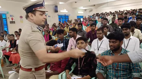 போதைப் பொருள் விற்பனை குறித்து புகாரளிக்க வேண்டிய எண்கள் அடங்கிய சிறிய அட்டையை வி.ஆர்.எஸ். கல்லூரி மாணவர்களுக்கு விழுப்புரம் டி.ஐ.ஜி. ஜியாவுல்ஹக் வழங்கினார்.