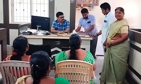 ஏலம் நடைபெற்ற காட்சி.