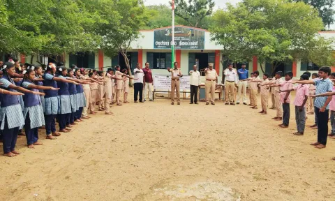 போதை தடுப்பு குறித்து பள்ளி மாணவர்கள்  உறுதிமொழி ஏற்று கொண்ட போது எடுத்த படம்.&nbsp;
