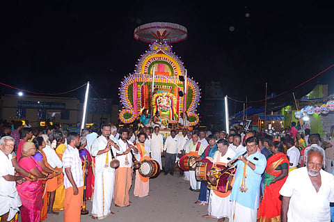 படவேடு ரேணுகாம்பாள் கோவிலில் நாக வாகனத்தில் அம்மன் வீதி உலா